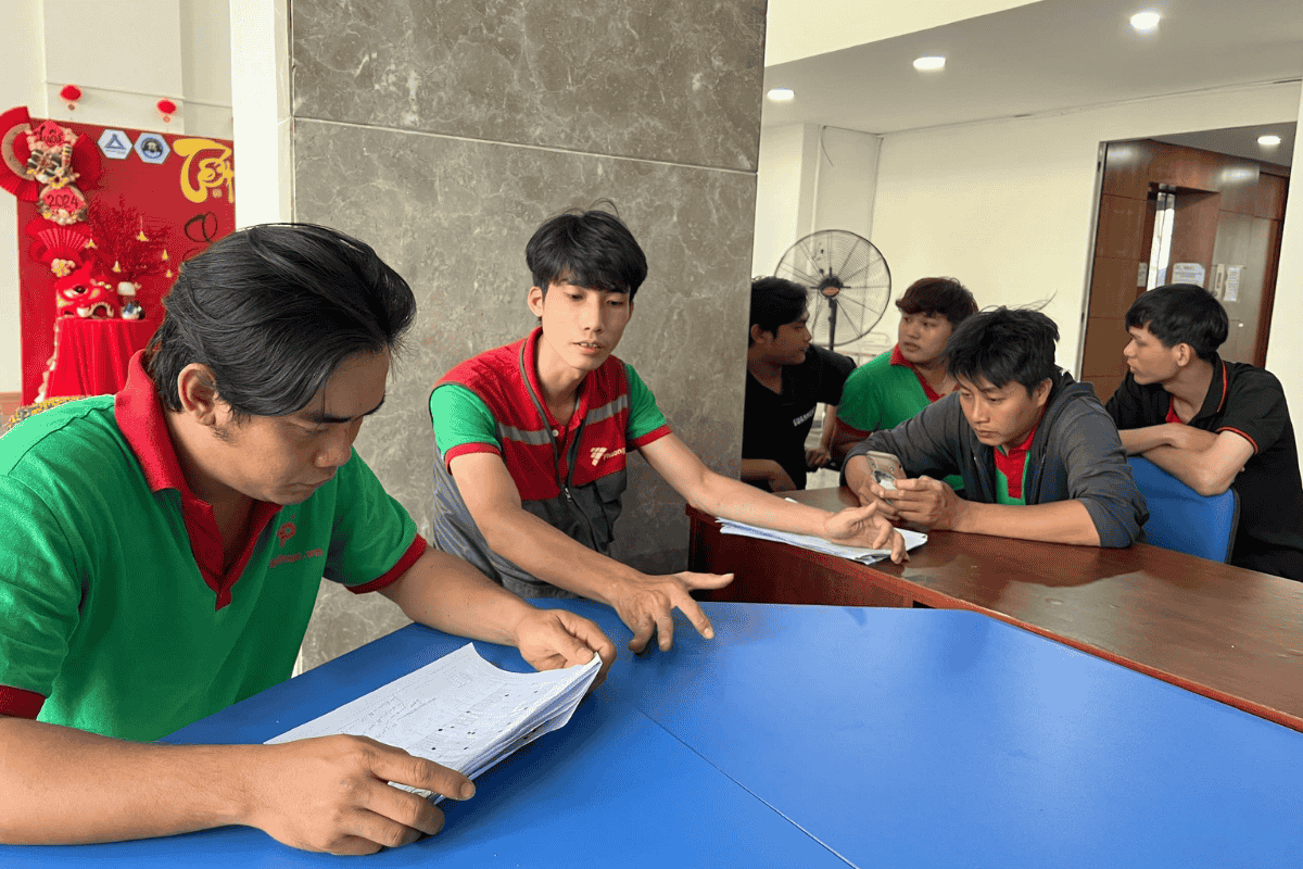Đội ngũ Lưu Phúc tiến hành khảo sát và lên phương án thi công thiết bị nhà thông minh cho khách hàng